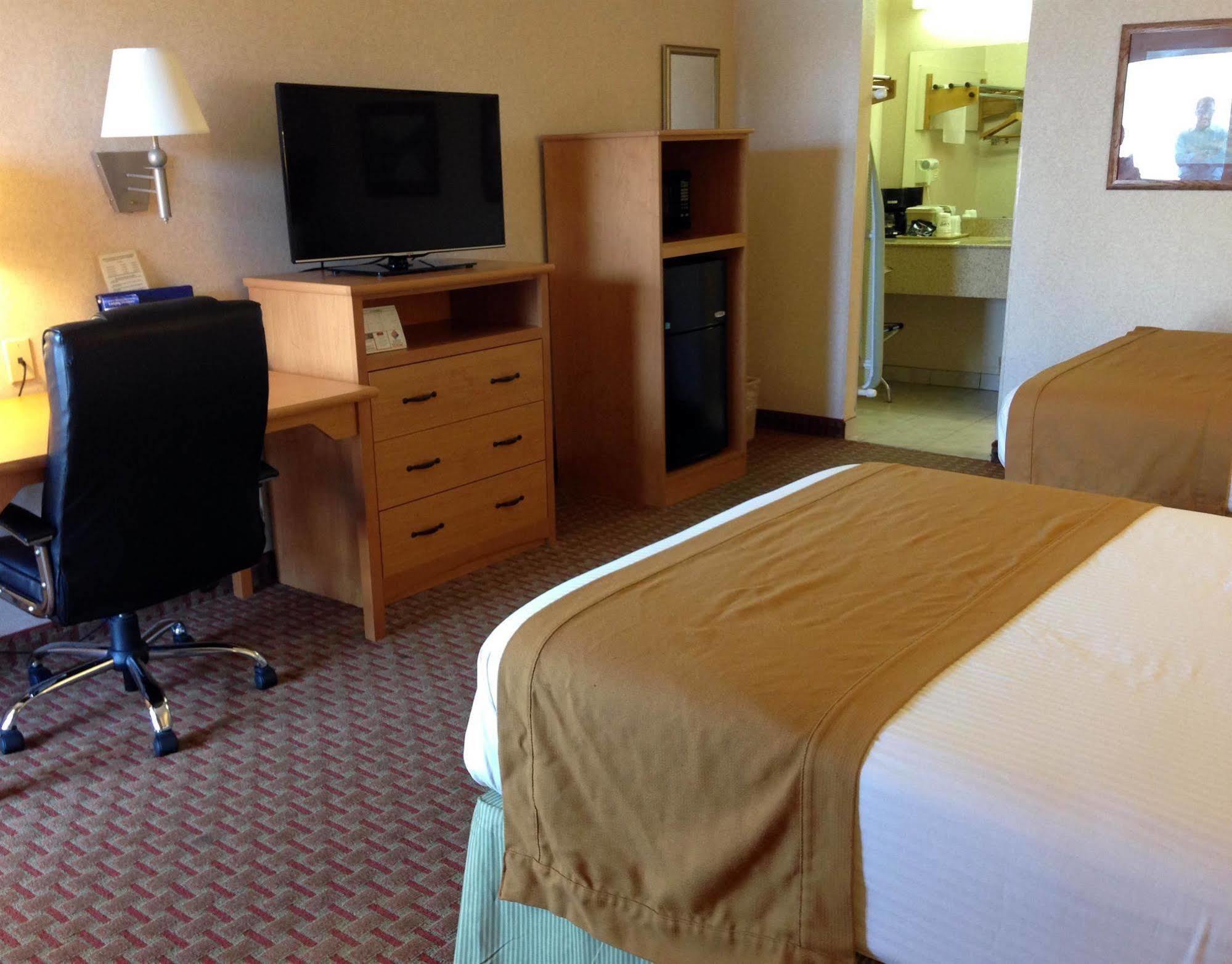 Americas Best Value Inn And Suites ДеСото Екстериор снимка