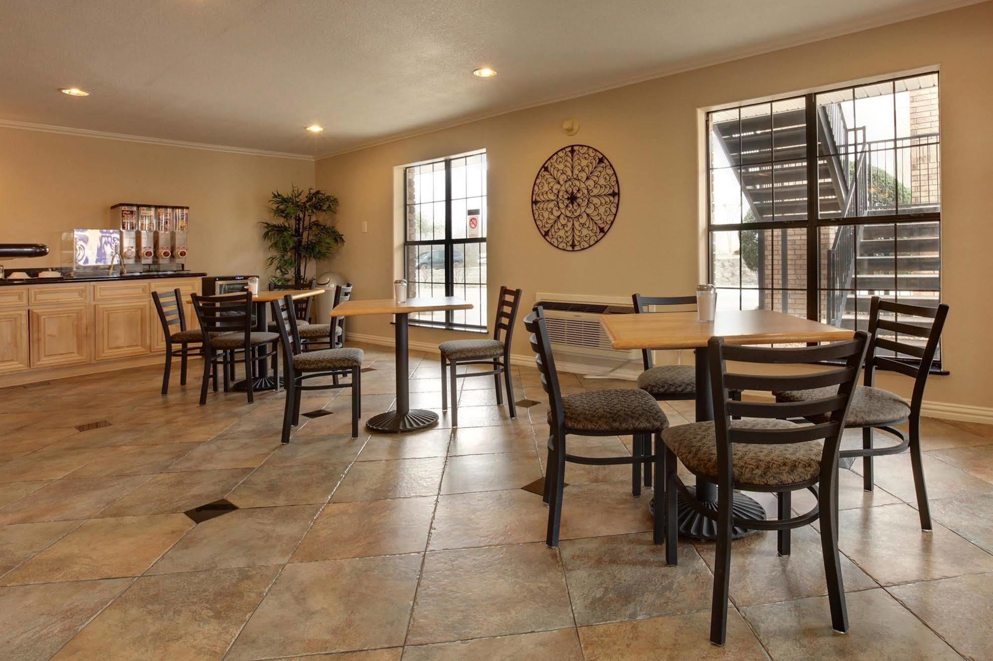 Americas Best Value Inn And Suites ДеСото Екстериор снимка
