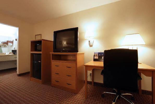 Americas Best Value Inn And Suites ДеСото Екстериор снимка